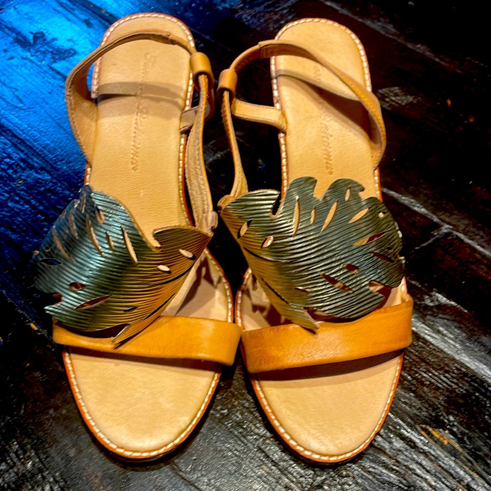 GUC TOMMY BAHAMA size 10 gold palm platform sandals! Resort wear vacation shoes
